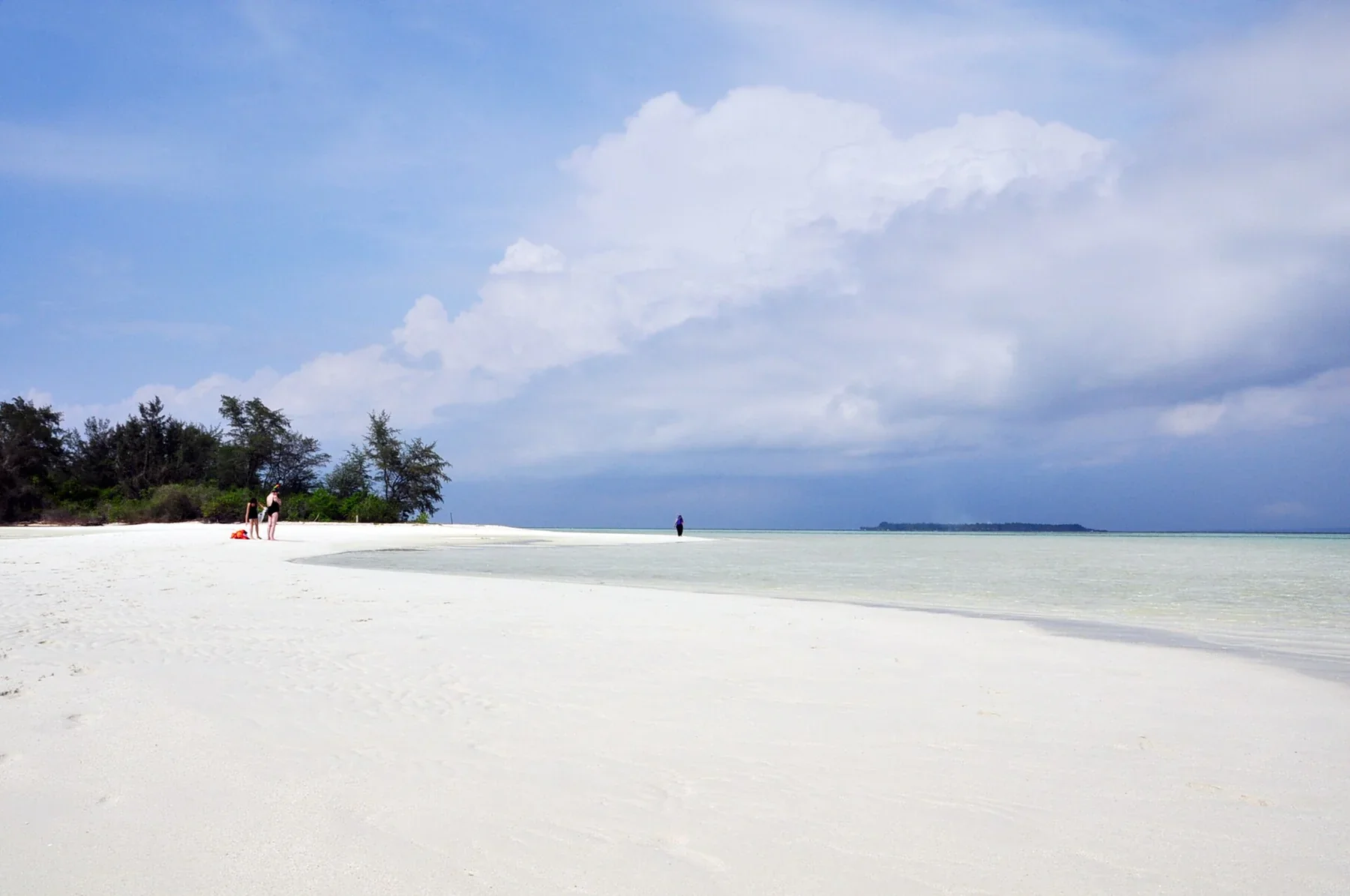 Sandstrand und klares Meer auf Karimunjawa