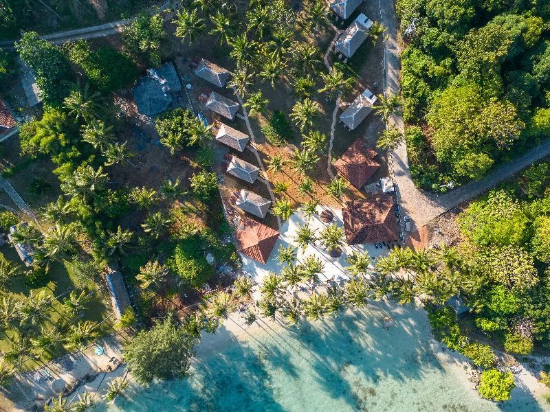 Luftaufnahme der Bungalows von Eco Casa am Strand auf Kemujan